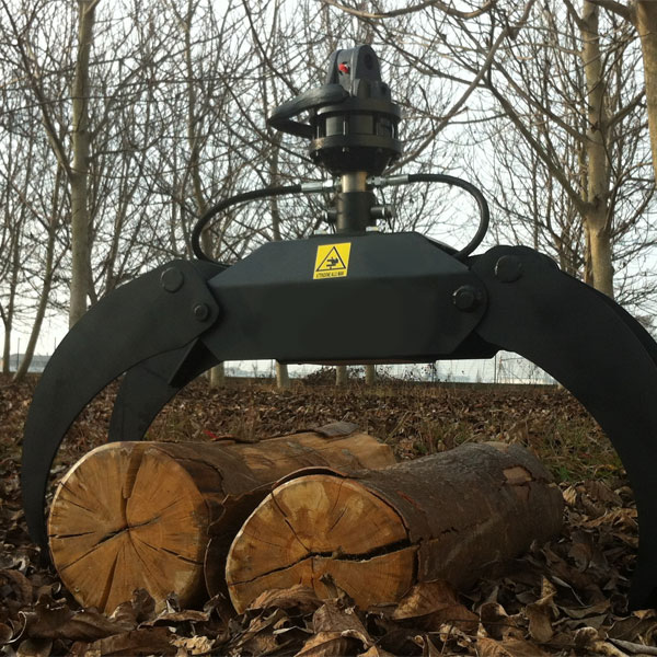 Ramassage / chargement de bois au grappin forestier.